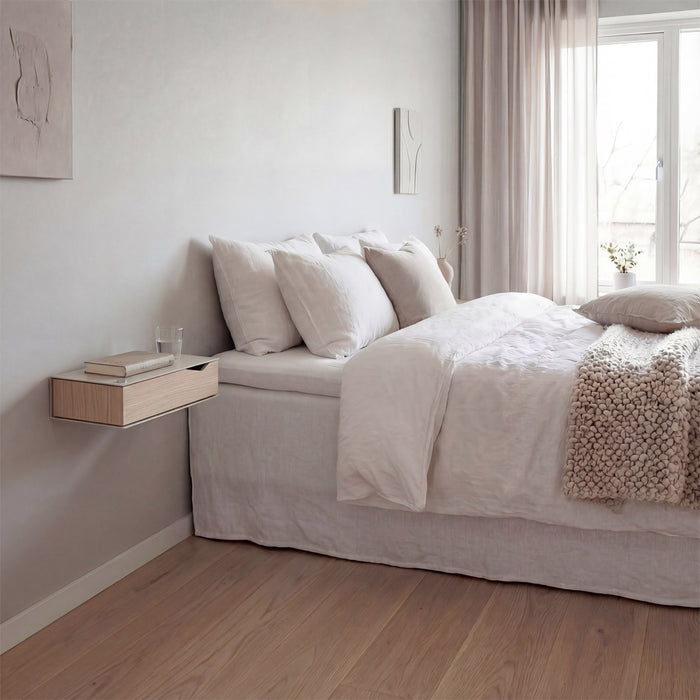 Sengeborde 2 stk. væghængt: BESIDE - grå m. egetræsskuffe