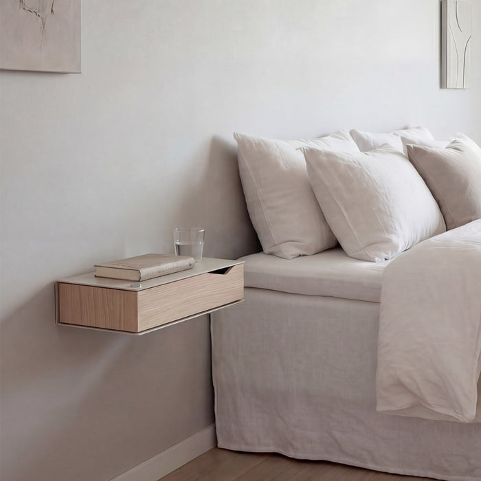 Sengeborde 2 stk. væghængt: BESIDE - grå m. egetræsskuffe