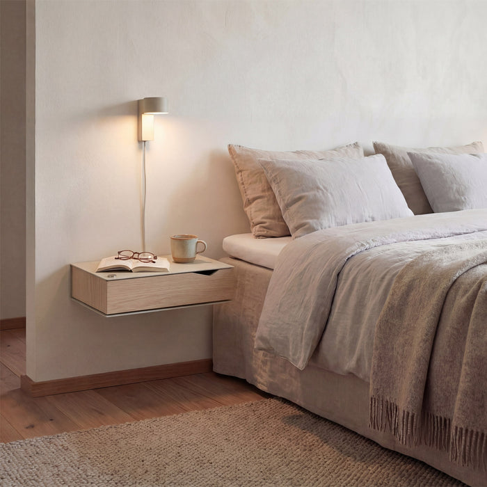 Sengeborde 2 stk. væghængt: BESIDE - grå m. egetræsskuffe