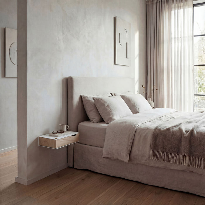 Sengeborde 2 stk. væghængt: BESIDE - hvid m. egetræsskuffe